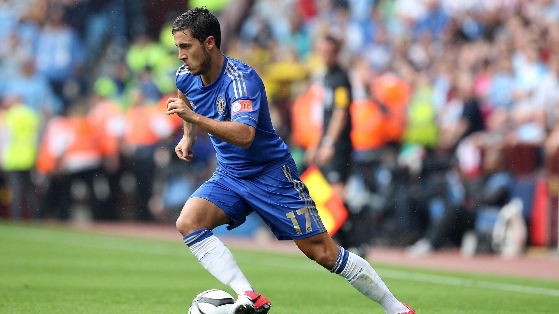 开云足球直播-姆巴佩场边挥斥方遒，本泽马怒摔水瓶，绿茵权杖的无声交接，姆巴佩场边挥斥方遒，本泽马怒摔水瓶，绿茵权杖的无声交接